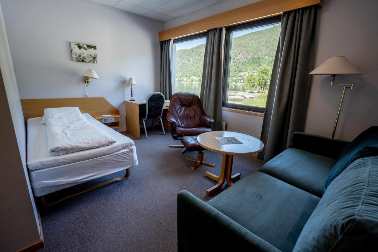 Innvik Fjordhotell Екстериор снимка