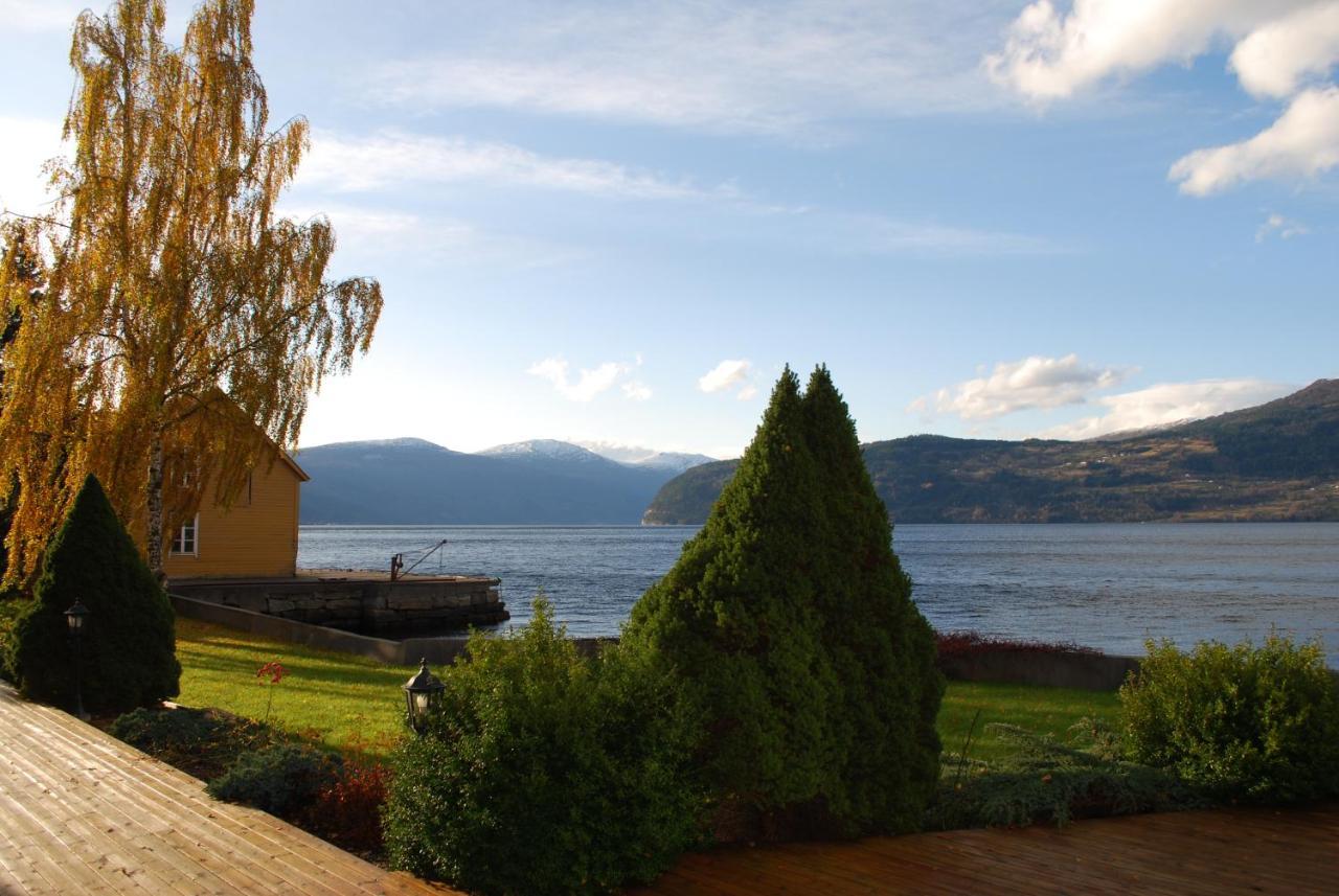 Innvik Fjordhotell Екстериор снимка