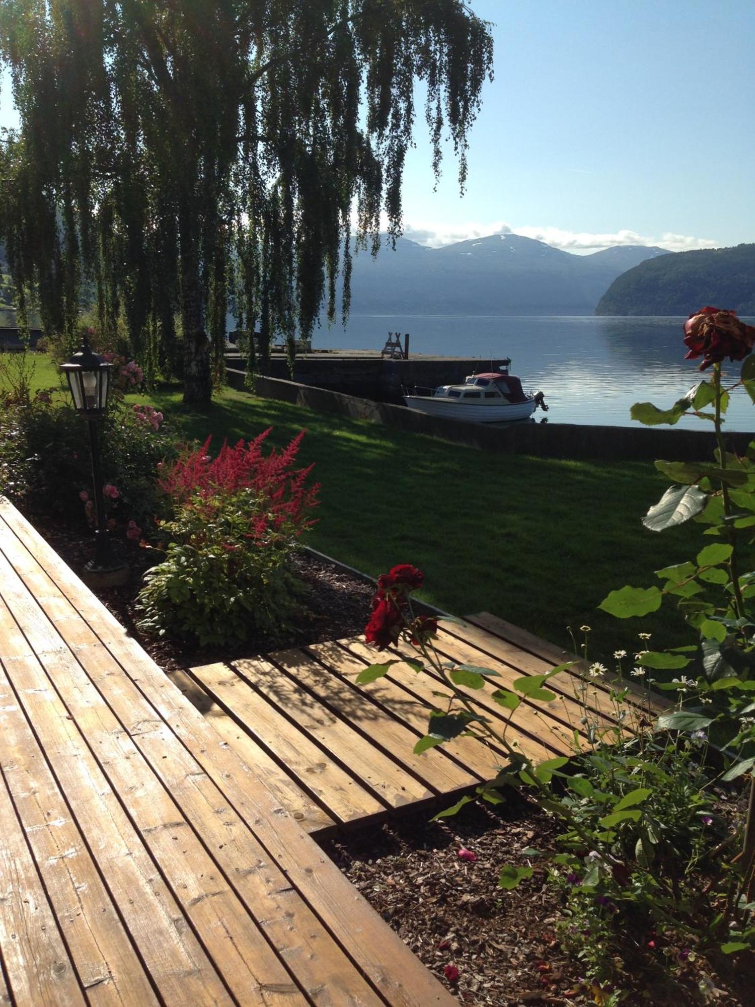 Innvik Fjordhotell Екстериор снимка