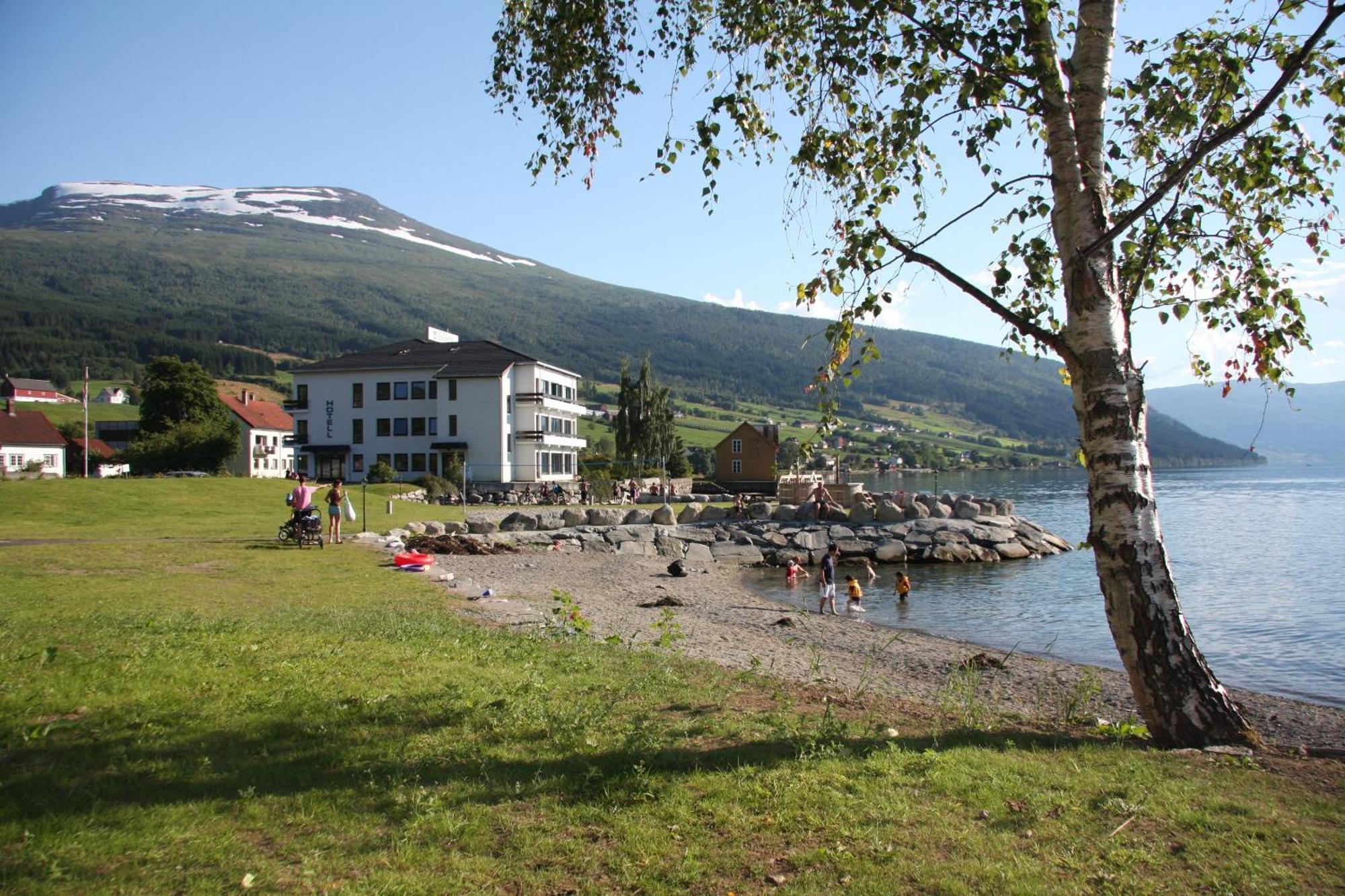 Innvik Fjordhotell Екстериор снимка