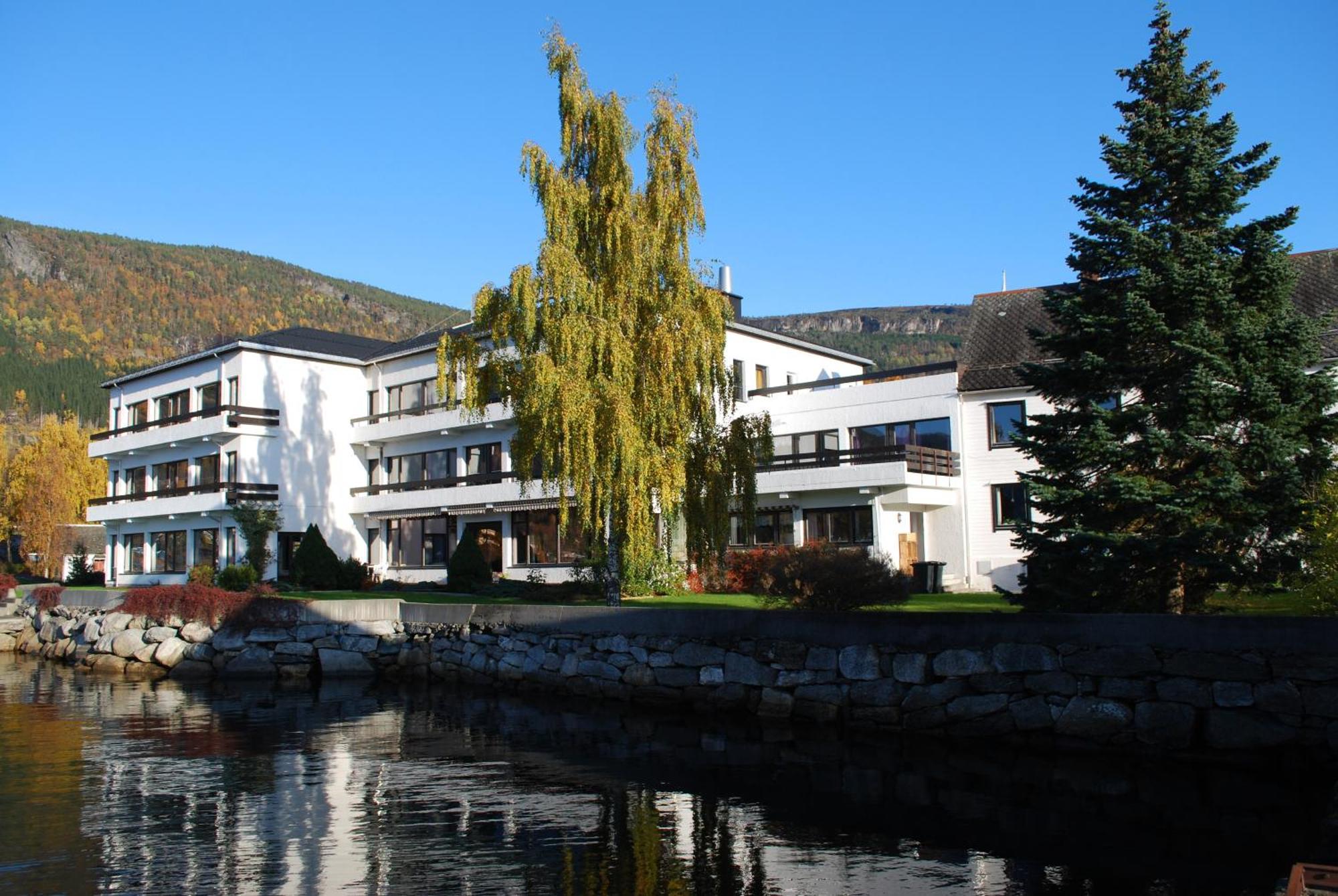 Innvik Fjordhotell Екстериор снимка