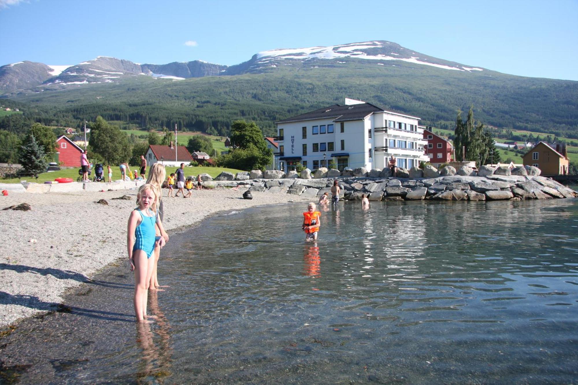 Innvik Fjordhotell Екстериор снимка