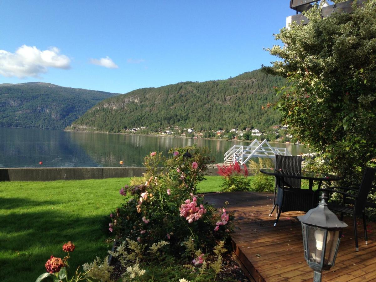 Innvik Fjordhotell Екстериор снимка